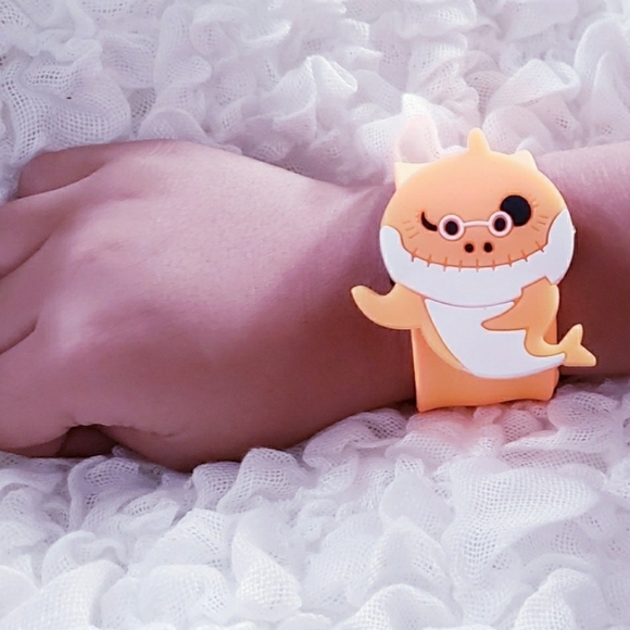 BUNDLE Baby Shark Bracelets & Key chains - Picture 4 of 7